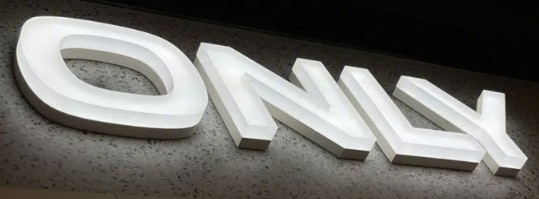 โลโก้พลาสติก Cast สายสว่าง Acrylic Sheet Signage จดหมายเล็กสําหรับร้านค้า